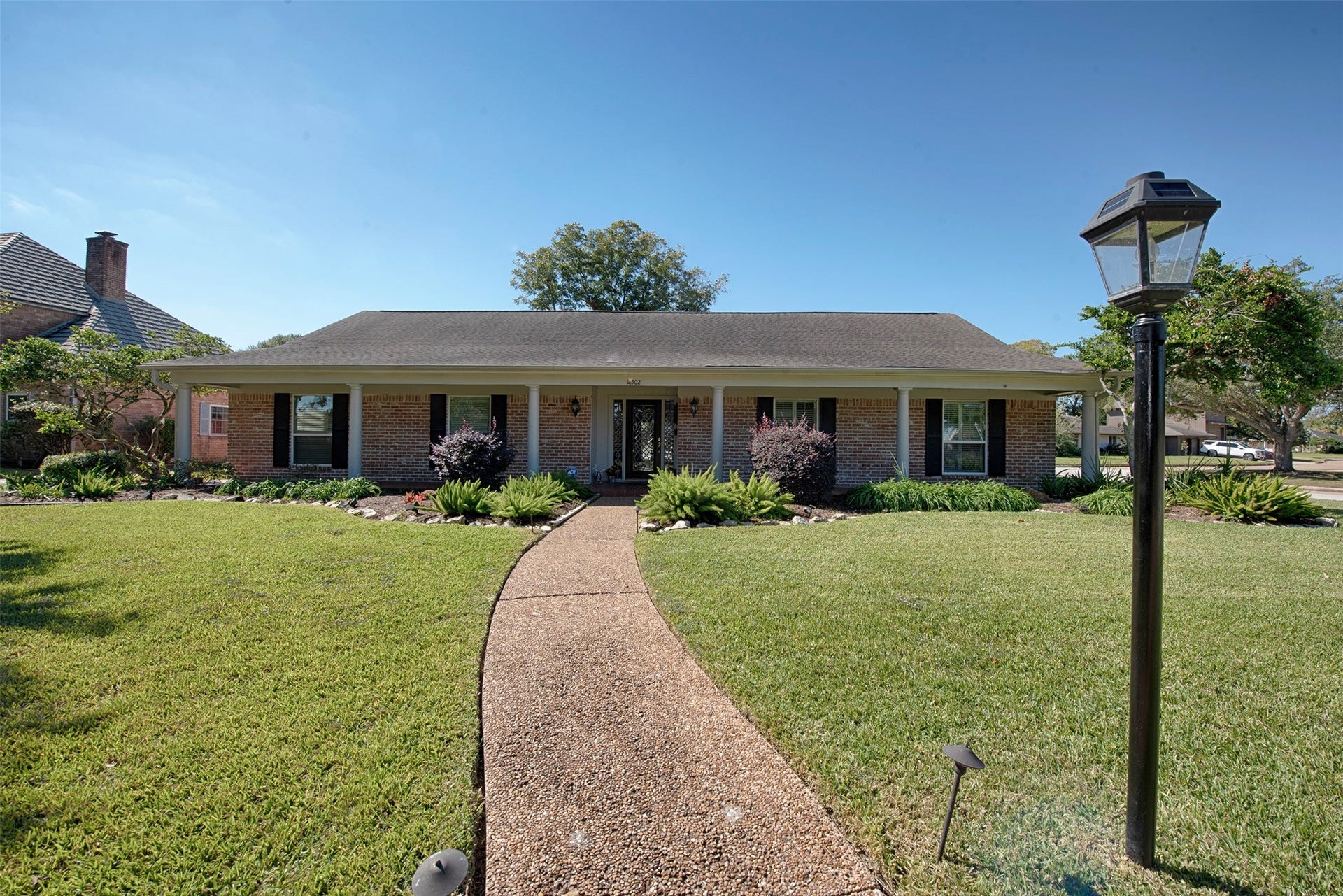 18502 Vinland Drive, Nassau Bay, TX 77058 Gorgeous single story home located on huge lot with curb appeal which is the envy of the neighbors.