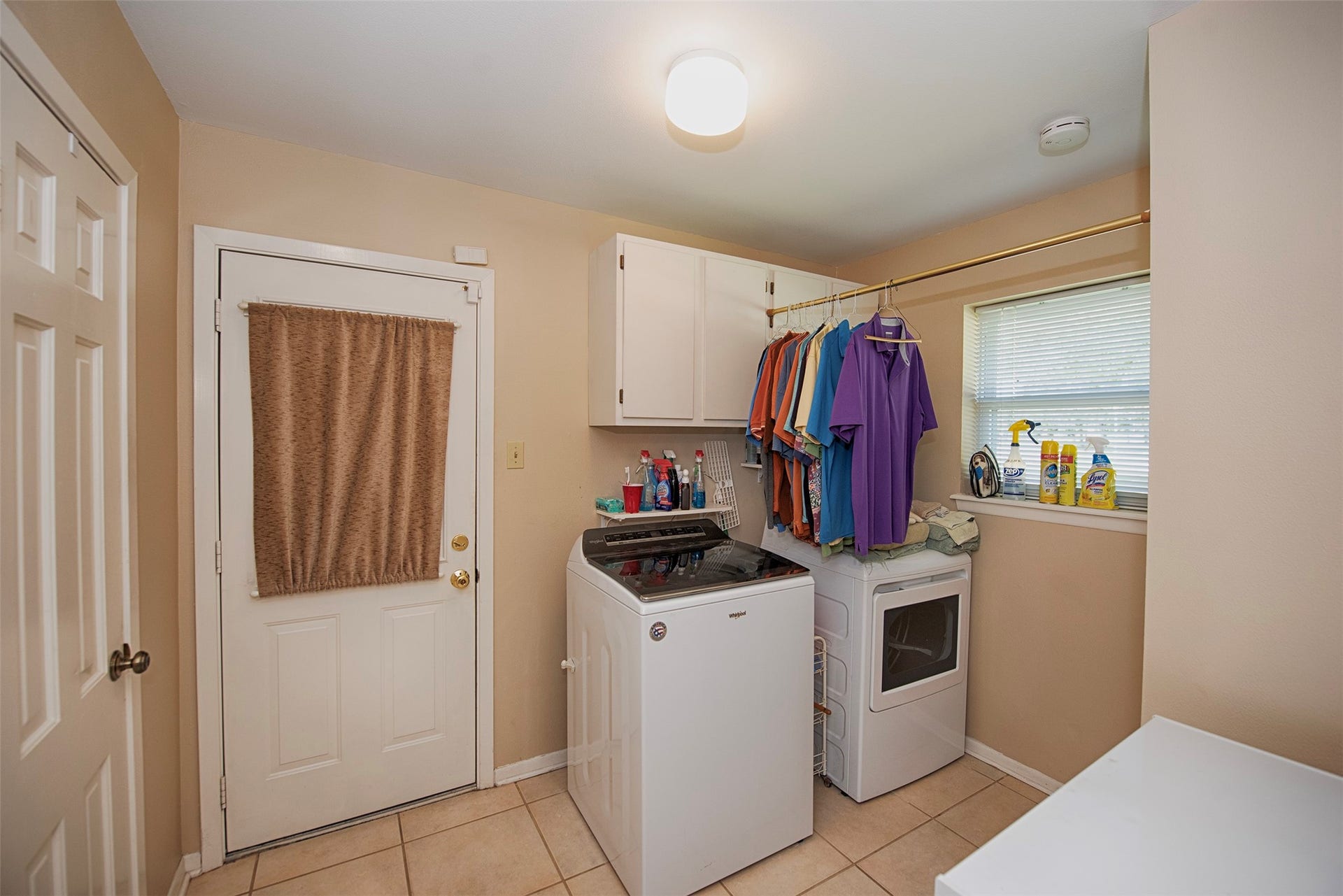 18502 Vinland Drive, Nassau Bay, TX 77058 Utility room which is off of the kitchen that provides access to the back patio and pool.