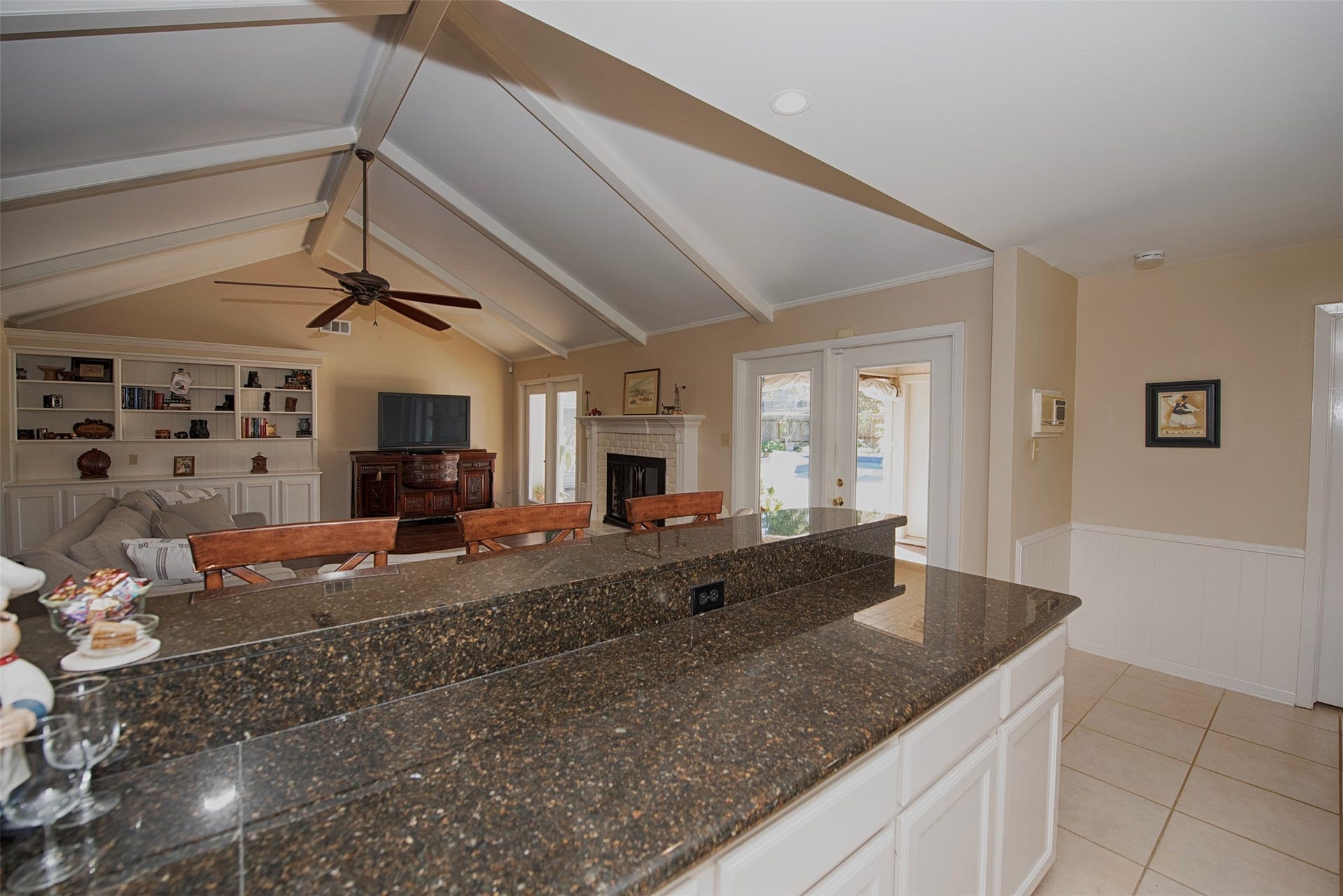 18502 Vinland Drive, Nassau Bay, TX 77058 The kitchen features a great buffet area to the breakfast bar and family room. The additional counter space provides great additional prep space.