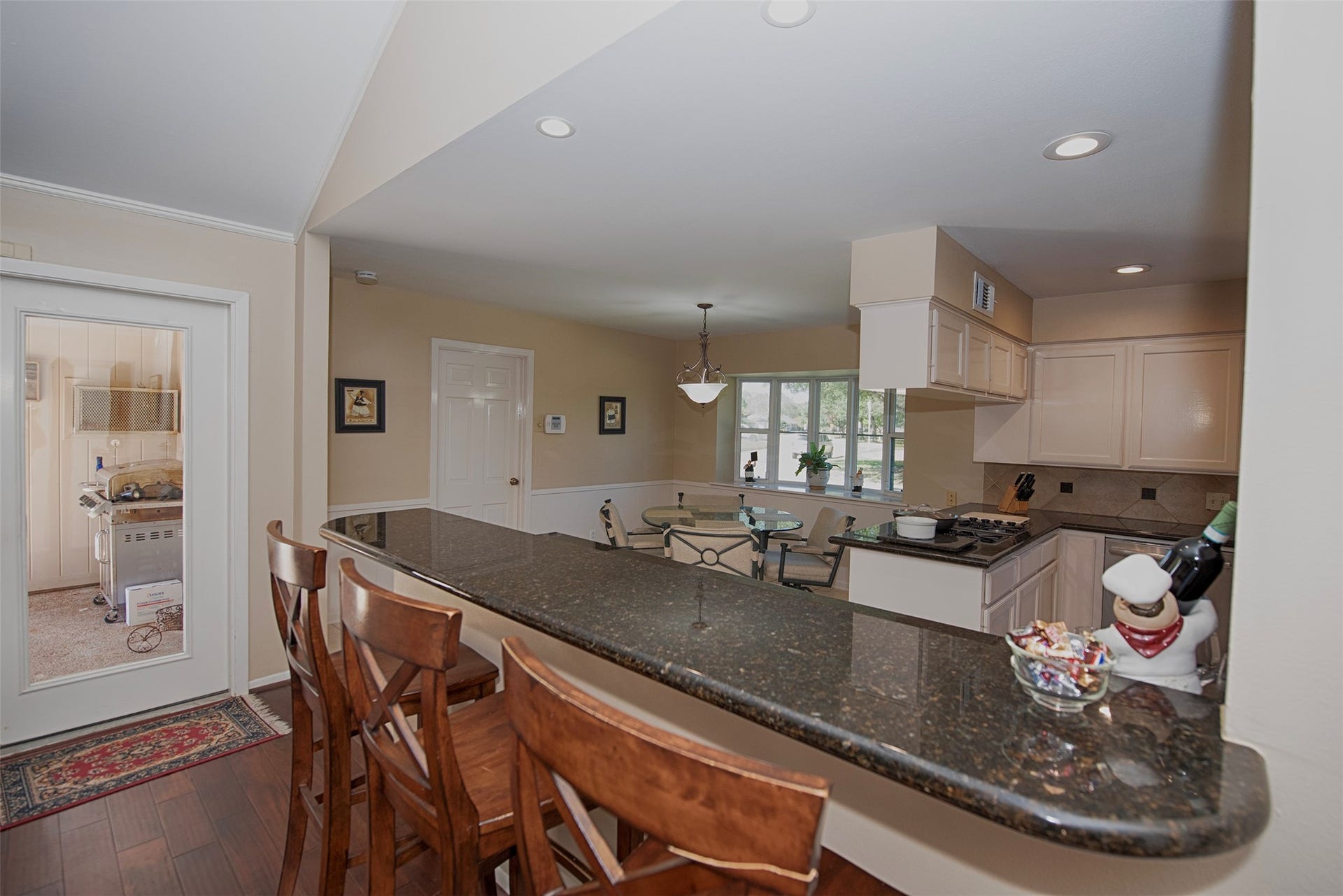 18502 Vinland Drive, Nassau Bay, TX 77058 The breakfast bar is perfect for your morning coffee or meals on the go for the kids.