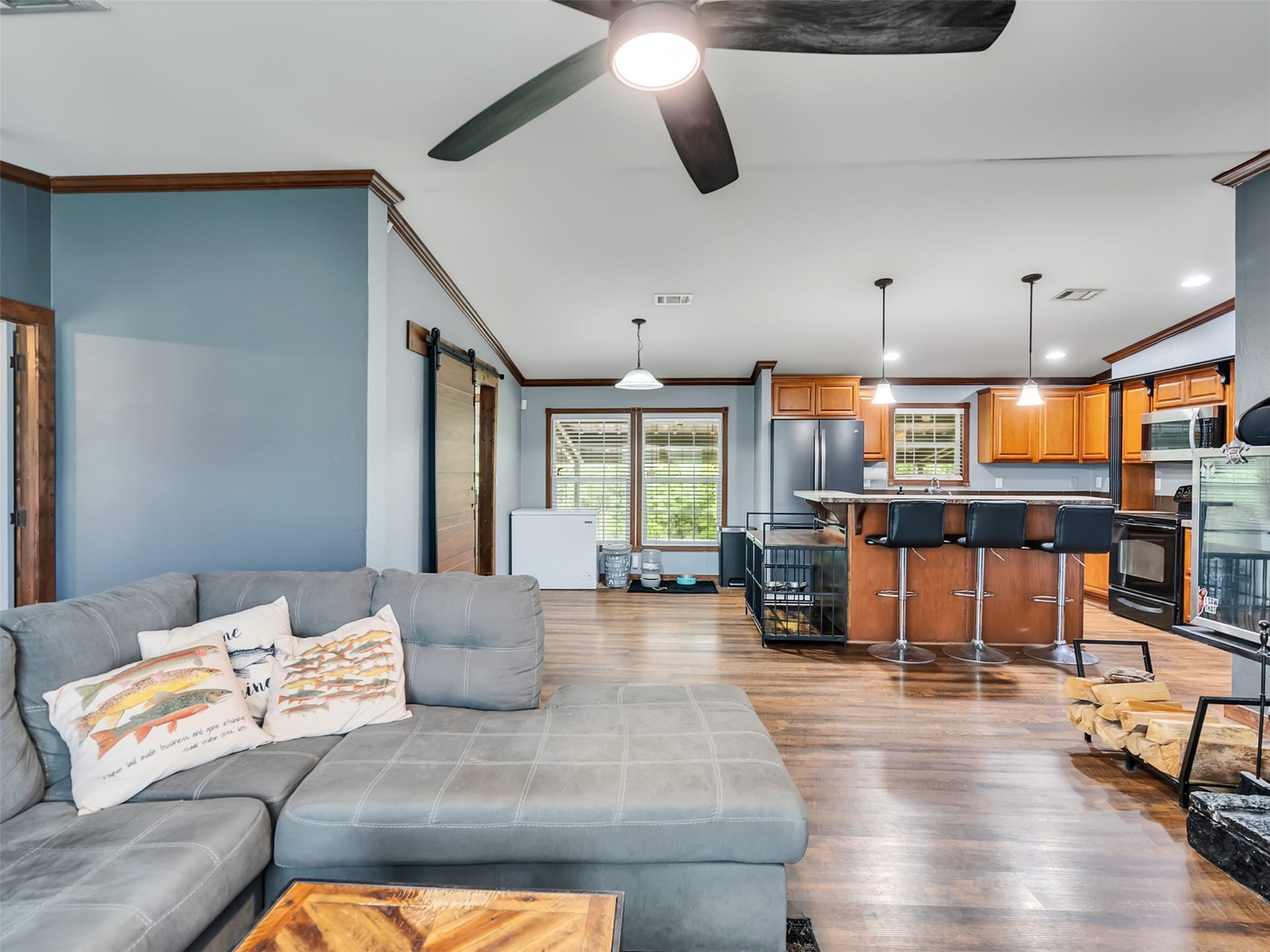 52 County Road 302, Alvin, TX 77511 Livning room, dining area and kitchen with island/bar