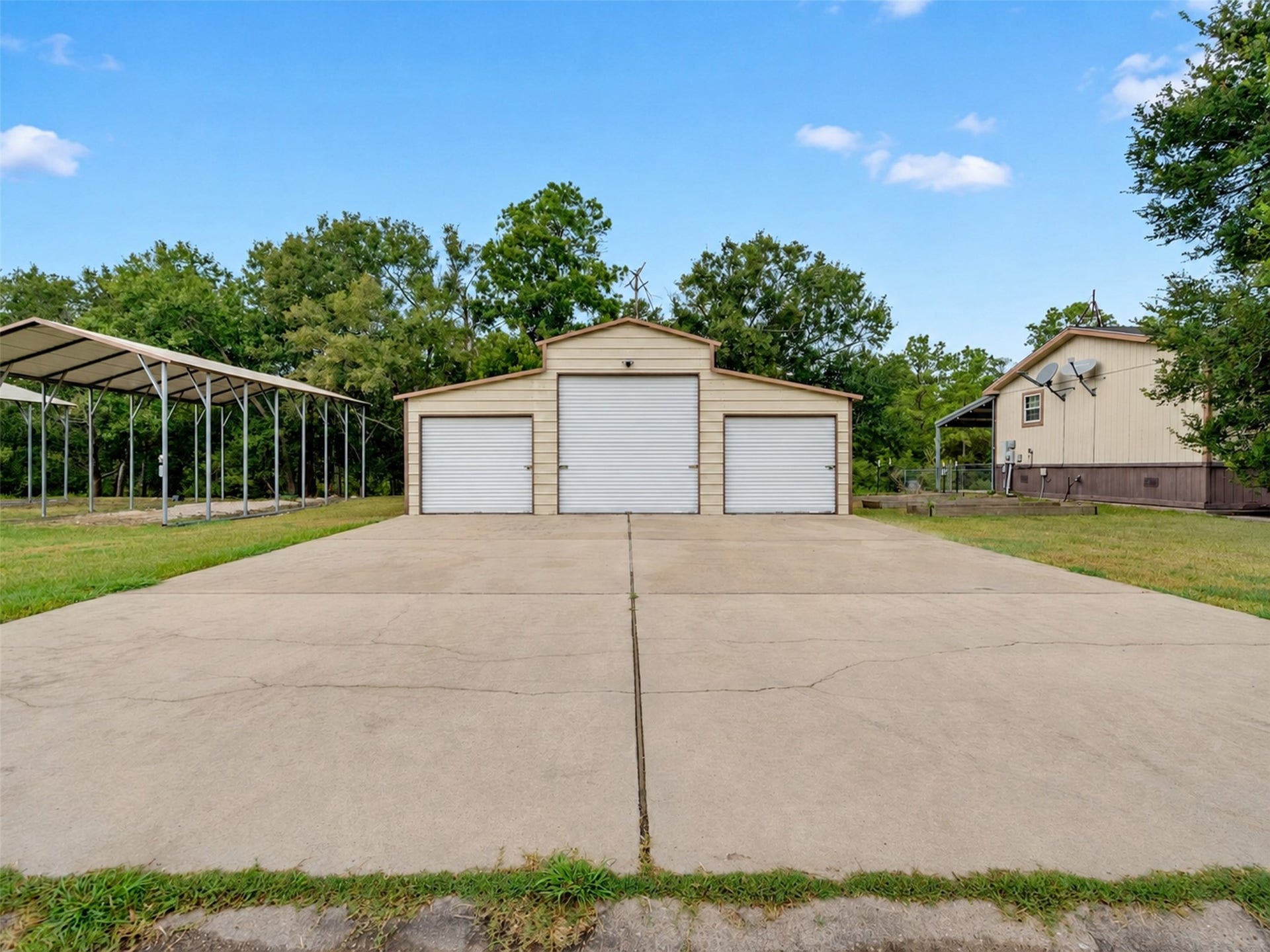 52 County Road 302, Alvin, TX 77511 3 stall insulated shop/garage- 25x32