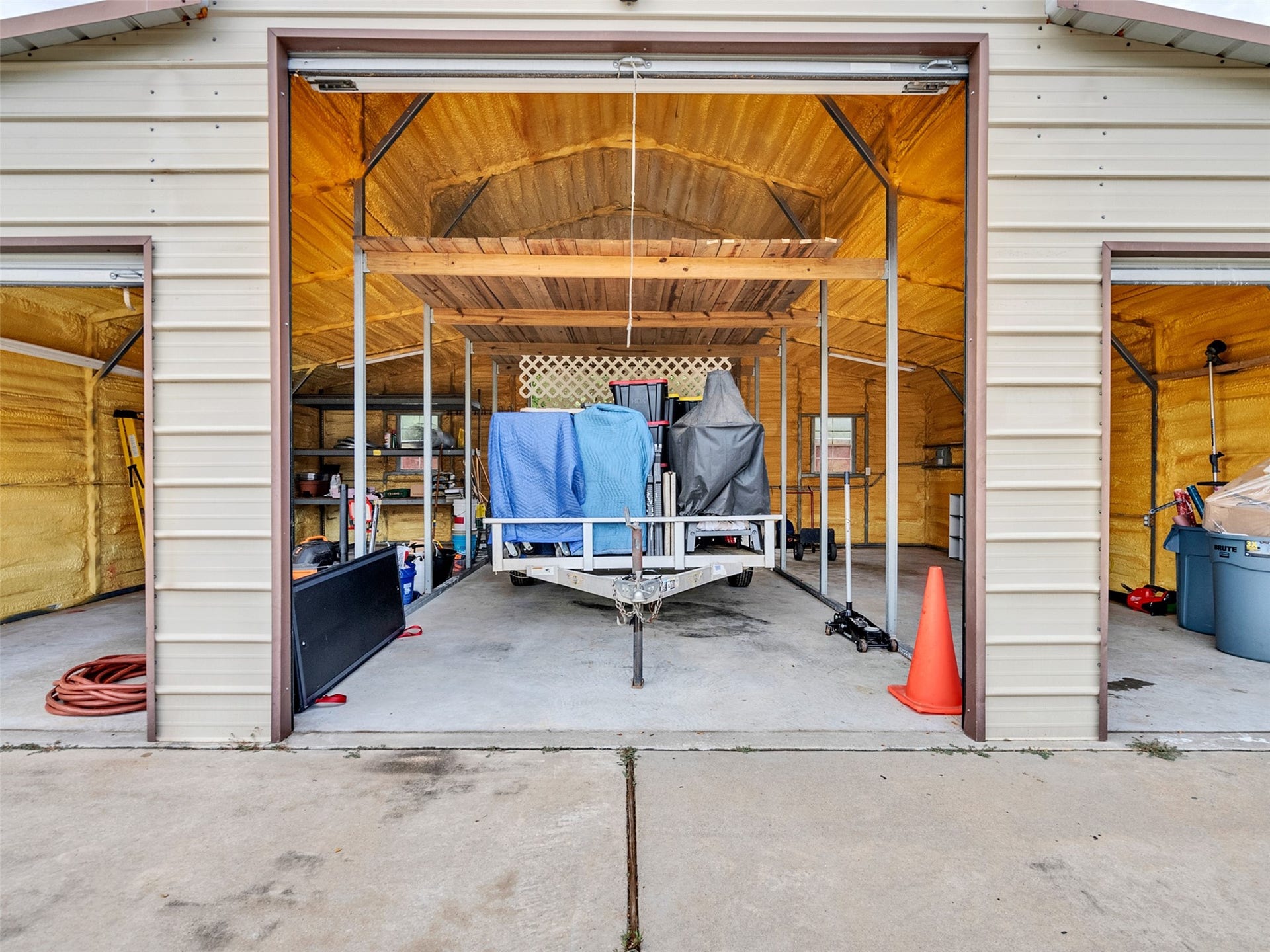 52 County Road 302, Alvin, TX 77511 3 stall insulated shop/garage