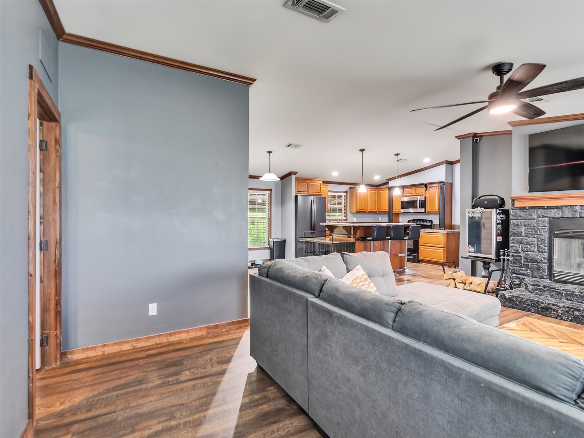 52 County Road 302, Alvin, TX 77511 Entry way