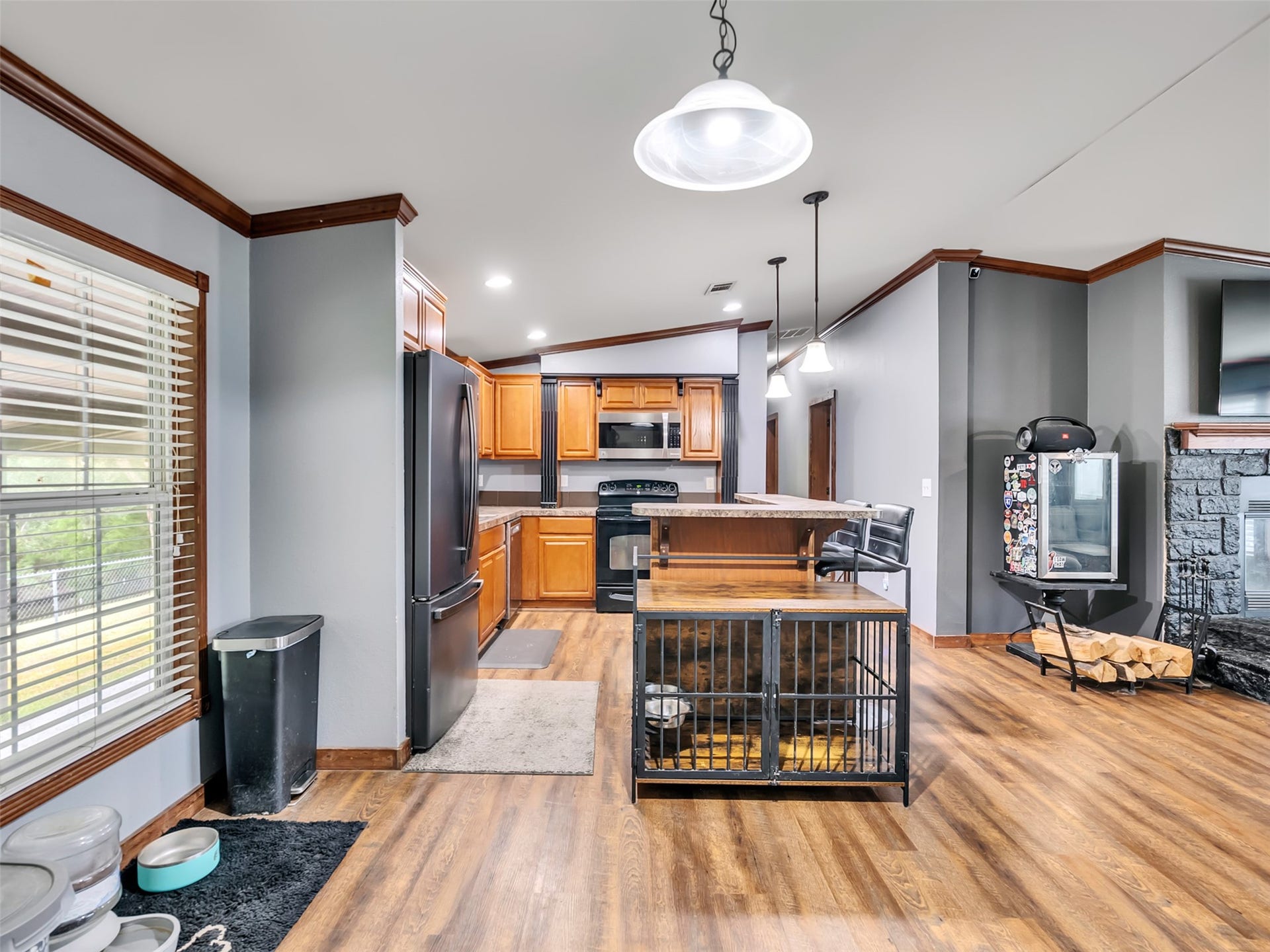52 County Road 302, Alvin, TX 77511 dining and kitchen area