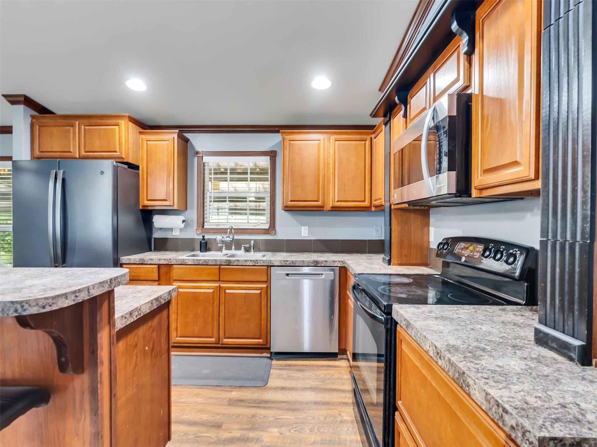 52 County Road 302, Alvin, TX 77511 Kitchen