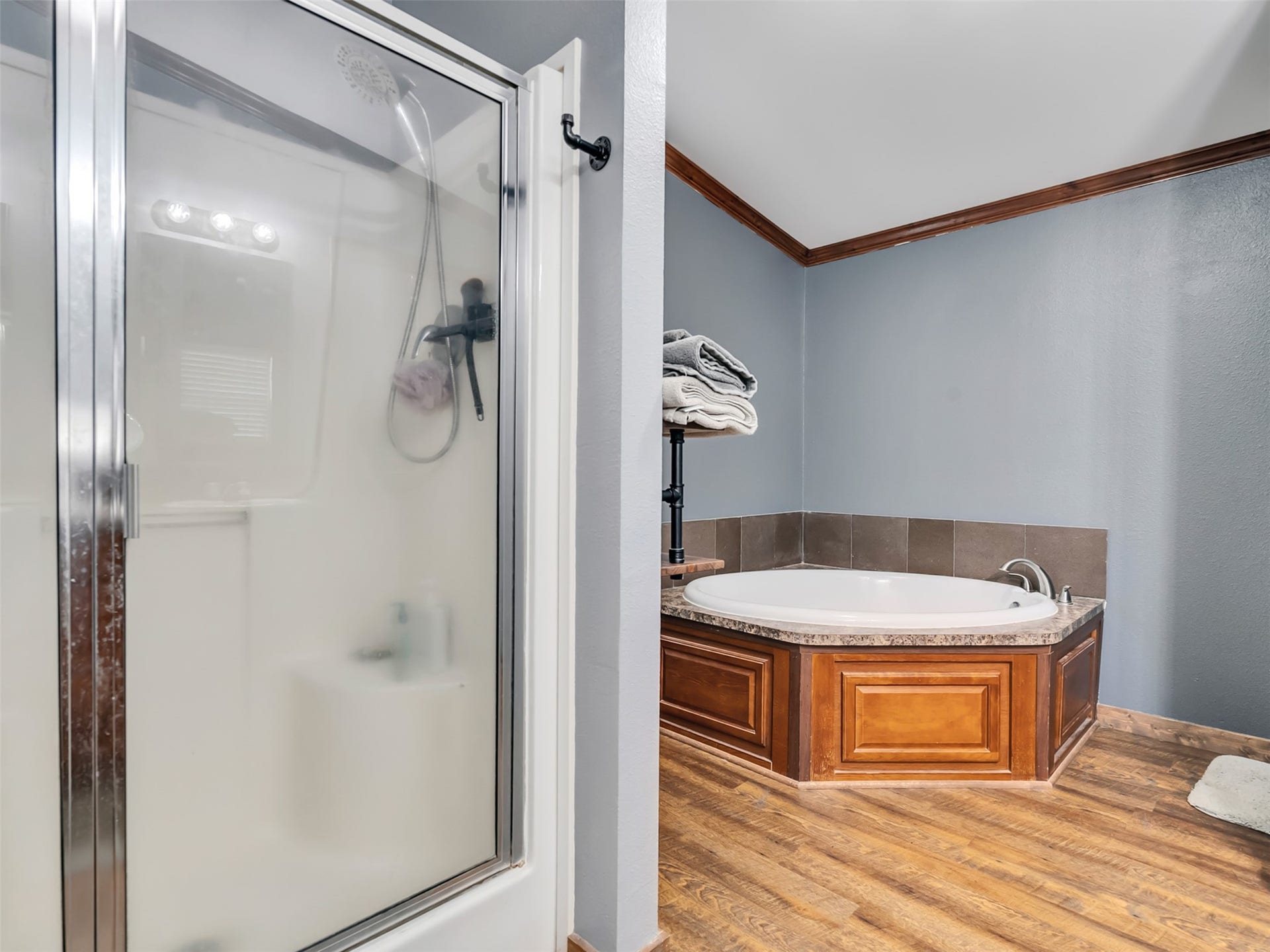 52 County Road 302, Alvin, TX 77511 Stand up shower with garden tub