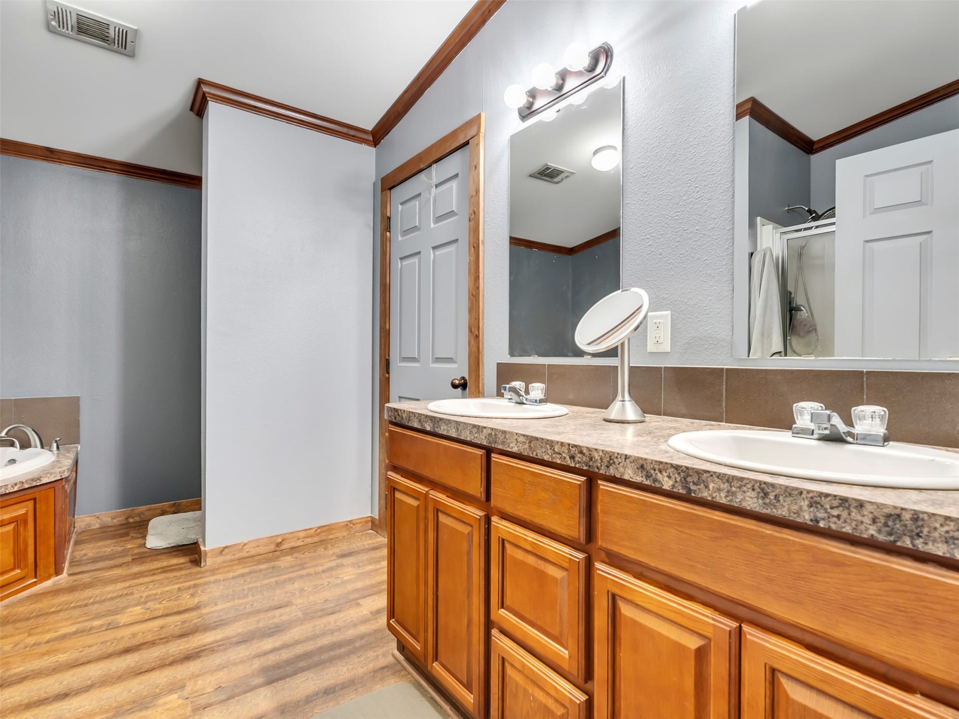 52 County Road 302, Alvin, TX 77511 Primary suite bath