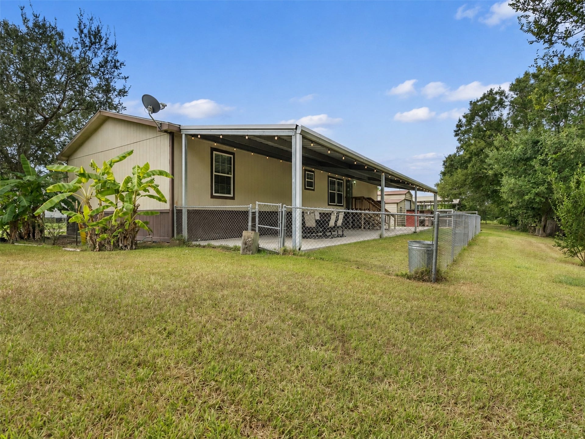 52 County Road 302, Alvin, TX 77511 back yard view