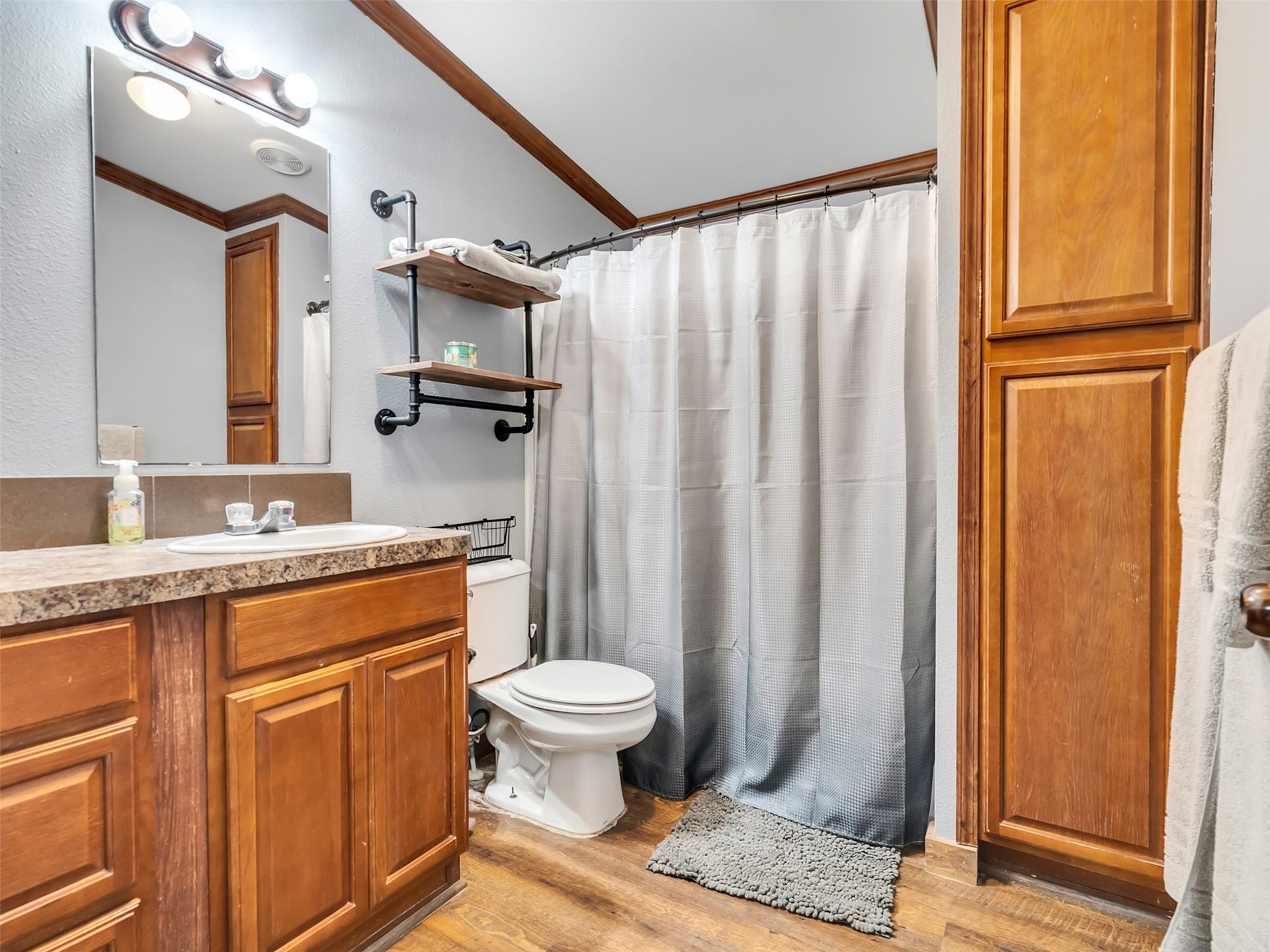 52 County Road 302, Alvin, TX 77511 2nd bathroom with tub/shower combo
