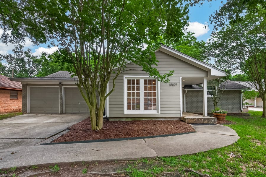 Property photo for 10807 Oasis Drive, Houston, TX