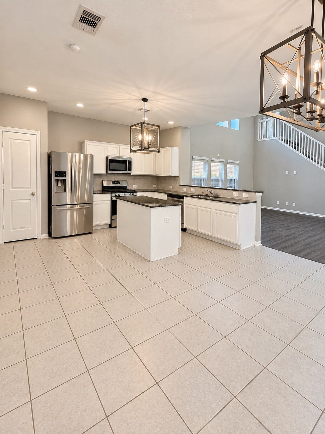 KITCHEN / DINNING