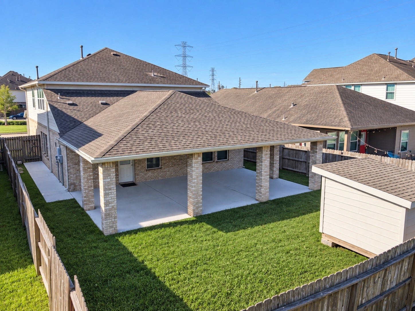 VIEW OF THE SPACIOUS BACKYARD