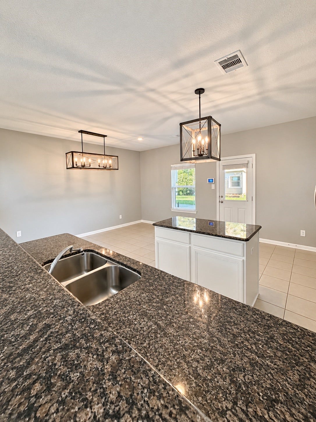 KITCHEN / DINNING