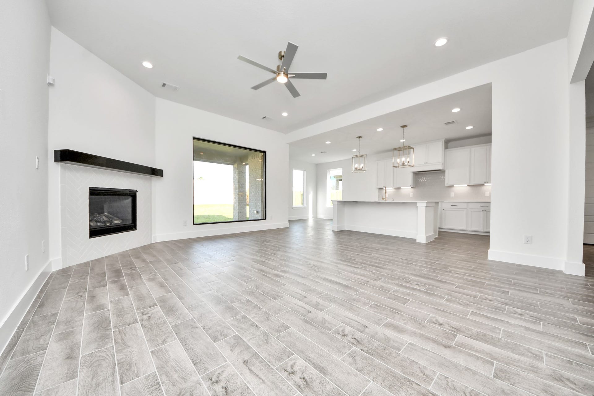 2056 Thimbleberry Lane, Magnolia, TX 77355 Welcome family and guests to your charming living room! With its high ceilings, recessed lighting, ceiling fan, custom paint, beautiful flooring, and large windows that let in abundant natural light, this room is perfect for gatherings.