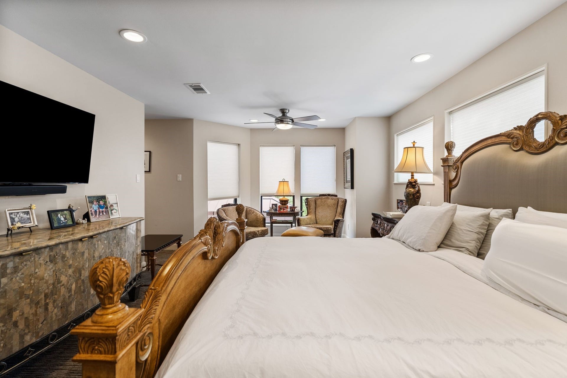 1918 Stoney Brook Drive, Houston, TX 77063 A sitting nook within the primary bedroom offers a comfortable place for morning coffee, reading or quiet conversation.