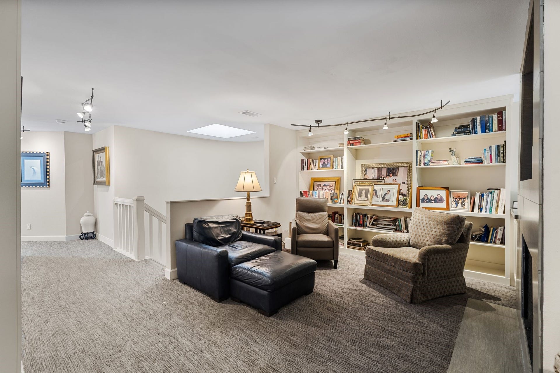 1918 Stoney Brook Drive, Houston, TX 77063 Extensive bookshelves and generous seating space make the upstairs lounge an inviting gathering area, with a skylight bringing in natural light.