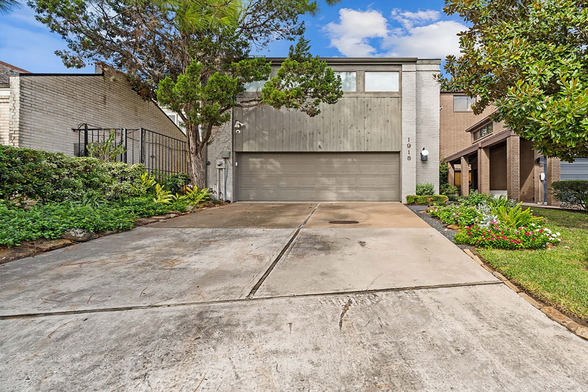 1918 Stoney Brook Drive, Houston, TX 77063 Contemporary architecture, mature landscaping and an attached two-car garage welcome you to 1918 Stoney Brook Drive.