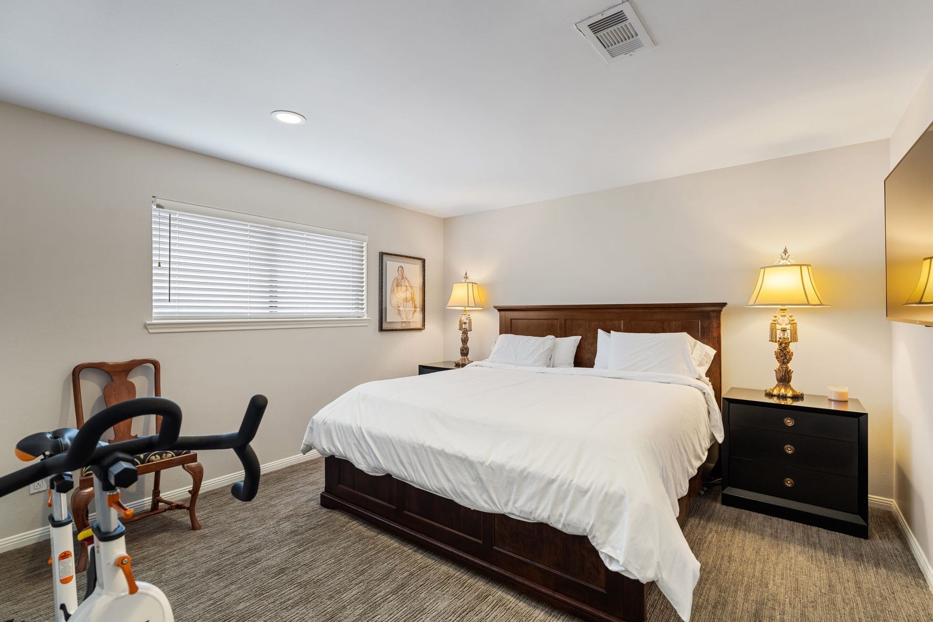 1918 Stoney Brook Drive, Houston, TX 77063 This secondary bedroom offers neutral finishes, carpeting and comfortable space for a large bed, nightstands and additional furnishings.