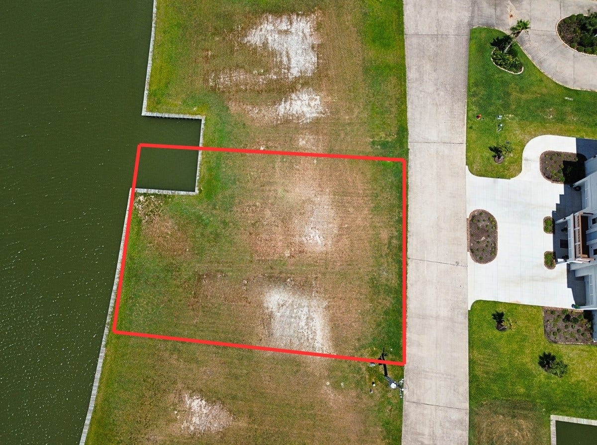 6 Sugarloaf, Hitchcock, TX 77563 Red lines are approximate. Buyer to verify.