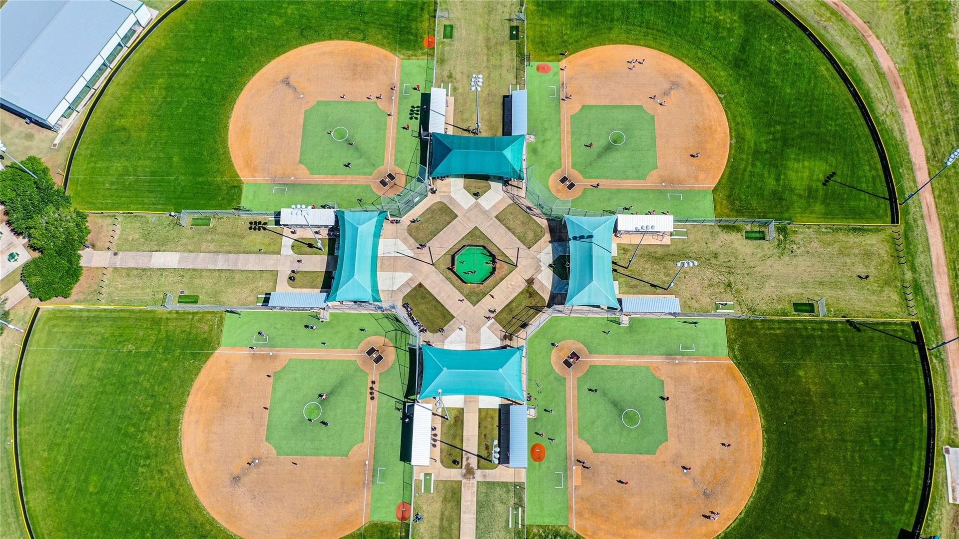 1719 Country Air Lane, Missouri City, TX 77459 160-acre Camp Sienna Sports Complex! Baseball, softball and soccer fields, basketball and volleyball courts, playgrounds, organized sports leagues and trails!