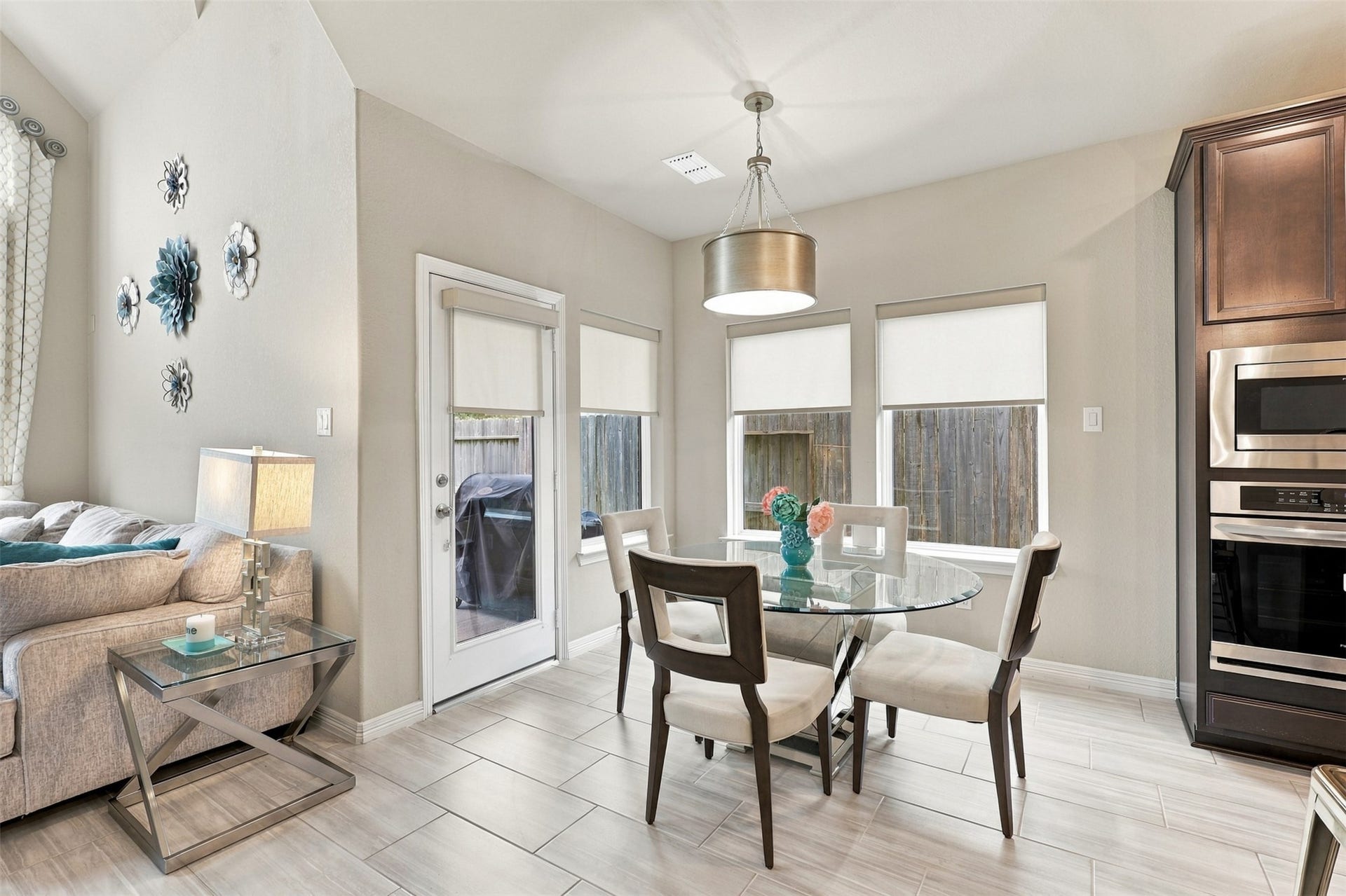 1719 Country Air Lane, Missouri City, TX 77459 GOOD MORNING, SUNSHINE! Imagine starting each beautiful day in this CHARMING casual dining area, where gorgeous windows welcome an abundance of natural light! Elegant custom window treatments and a stylish designer pendant light add that perfect touch of sophistication and warmth! Enjoy your morning coffee, leisurely weekend breakfasts, or intimate dinners with those you love! Perfectly positioned beside the FABULOUS gourmet kitchen, this delightful space brings comfort, beauty, and convenience together!