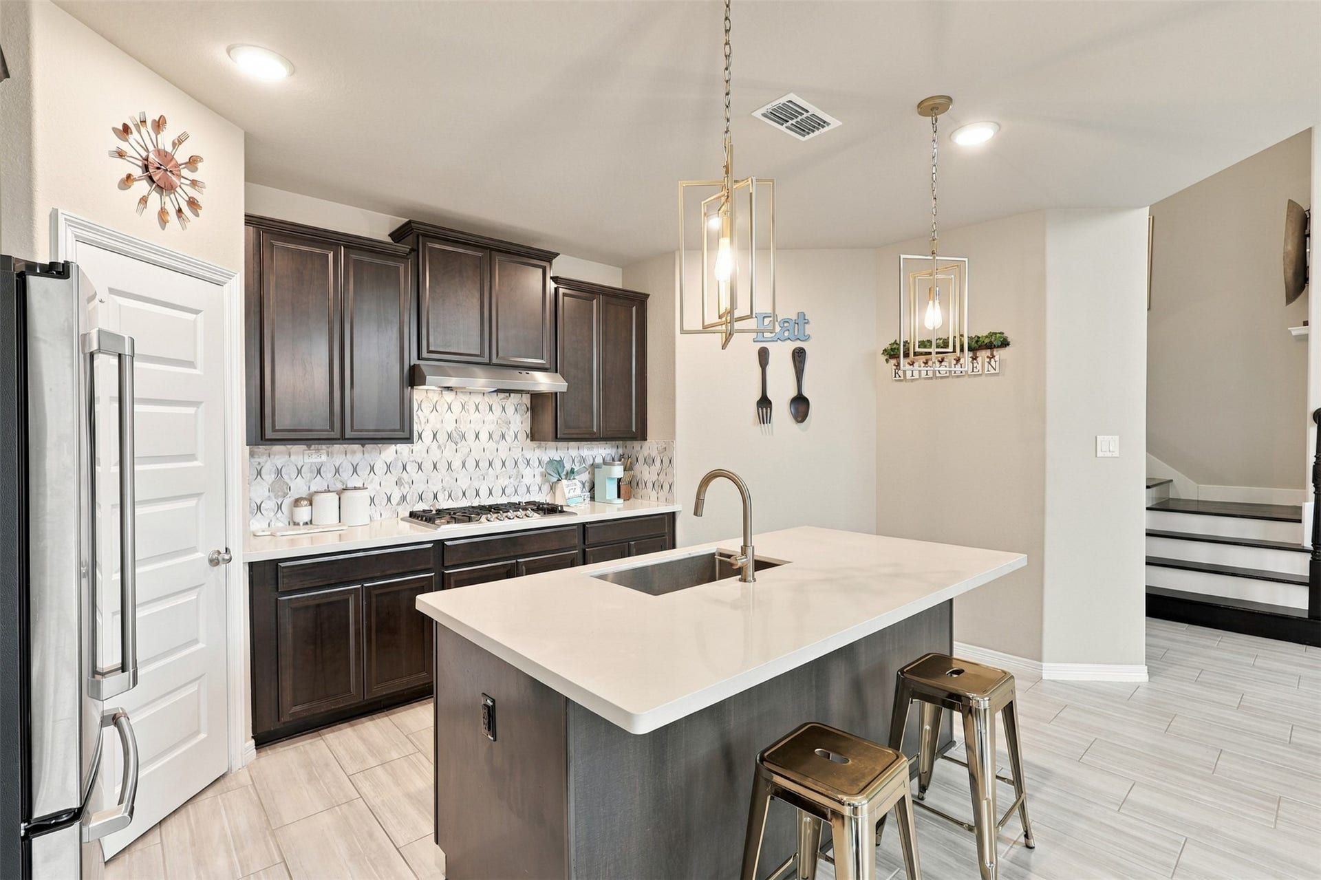 1719 Country Air Lane, Missouri City, TX 77459 GOURMET KITCHEN DESIGNED TO DAZZLE! Prepare to FALL IN LOVE with this spectacular space where luxury, beauty, and functionality come together! The MASSIVE center island creates the perfect gathering place, while the impressive 5-burner gas cooktop makes preparing your favorite meals a delight! Gorgeous designer pendant lighting adds a touch of elegance, while the stunning, crisp tile backsplash creates that unforgettable WOW FACTOR!