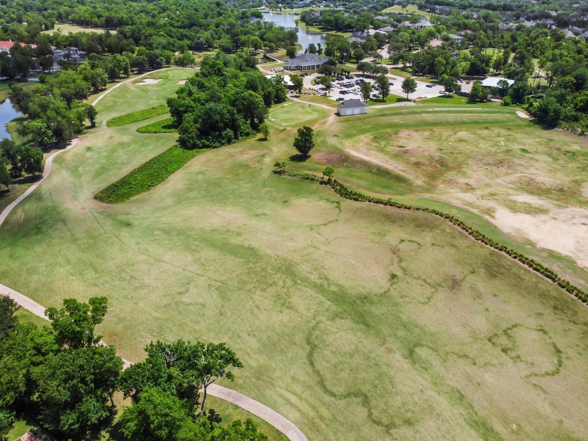 1719 Country Air Lane, Missouri City, TX 77459 Sienna Golf Course is one of the Houston area's most enjoyable and challenging places to play. The terrain is fairly flat, but the course has been contoured to provide dramatic elevation changes that will accent and enhance the design with artistic forms and shadows. Live oaks, and an abundance of mature cedar elms and other native trees provide a naturally wooded setting. The Grille is open to both golf club members and non-members. Families are welcome in both the main dining and outside areas.