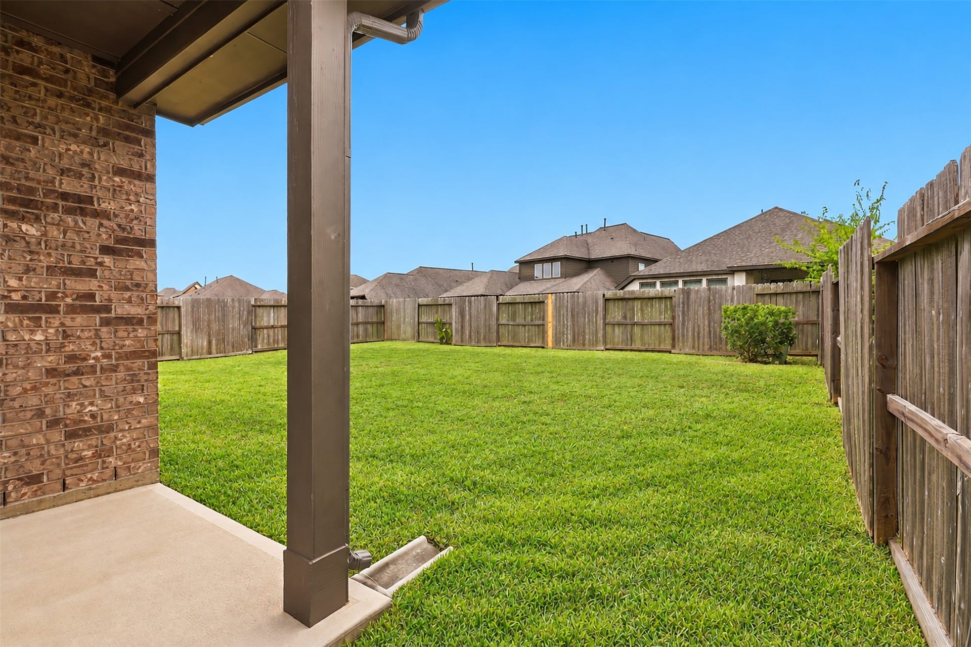1719 Country Air Lane, Missouri City, TX 77459 The SPACIOUS FENCED BACKYARD showcases a lush green lawn with plenty of room for outdoor games, gardening, and your furry friends to play! Plus, enjoy the convenience of a SPRINKLER SYSTEM to help keep your lawn and landscaping looking beautiful! A FABULOUS OUTDOOR SPACE designed for enjoying the GOOD LIFE!