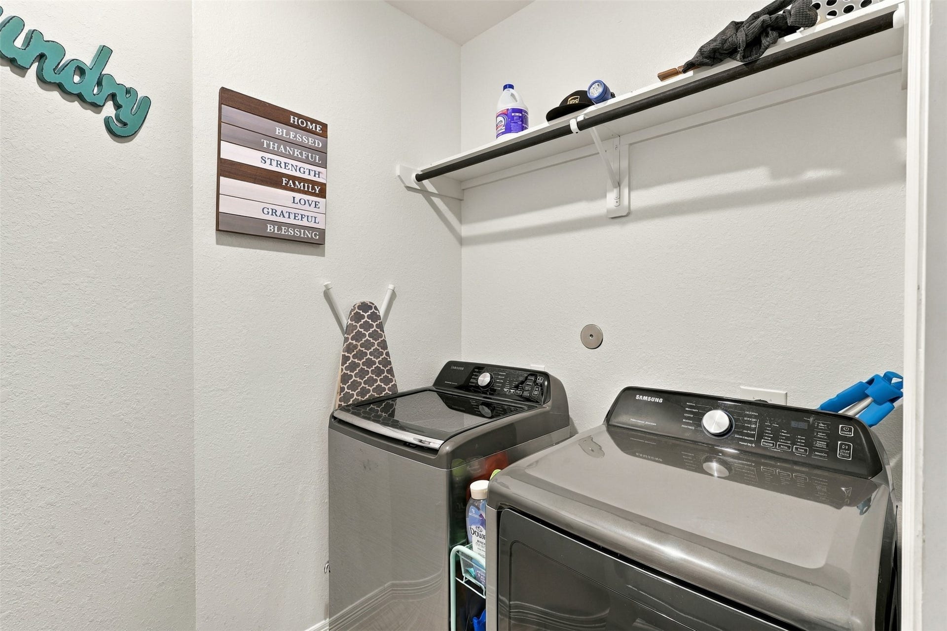 1719 Country Air Lane, Missouri City, TX 77459 Laundry day just got a little easier! This dedicated utility room features a washer and dryer, convenient shelving, and additional space for laundry essentials. Everything has its place in this practical area designed to keep household routines organized.
