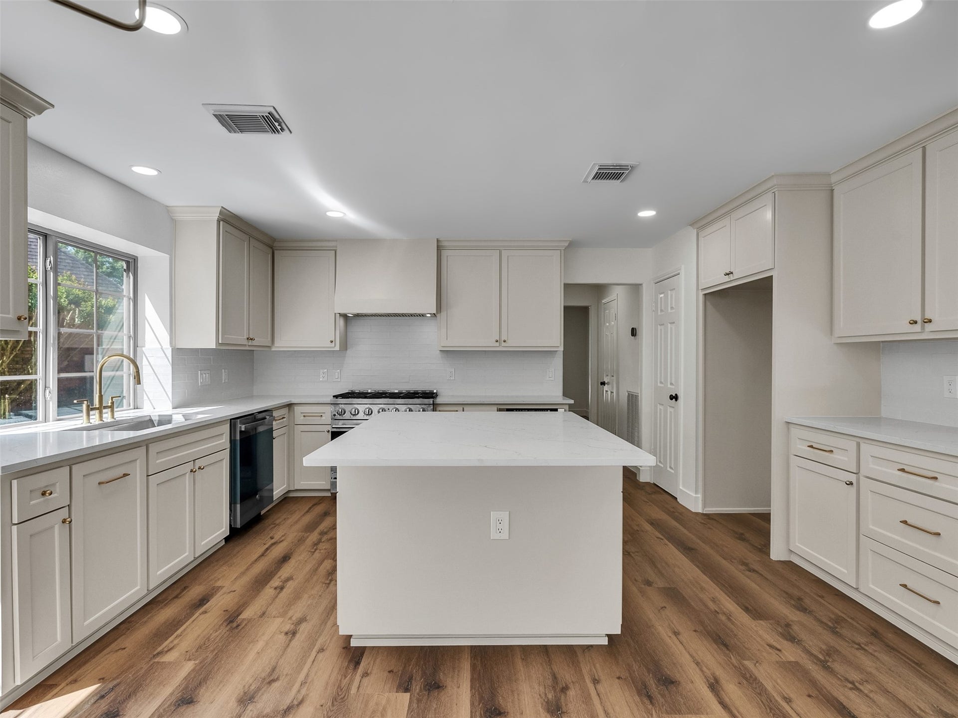 2109 Bay Hill Drive, League City, TX 77573