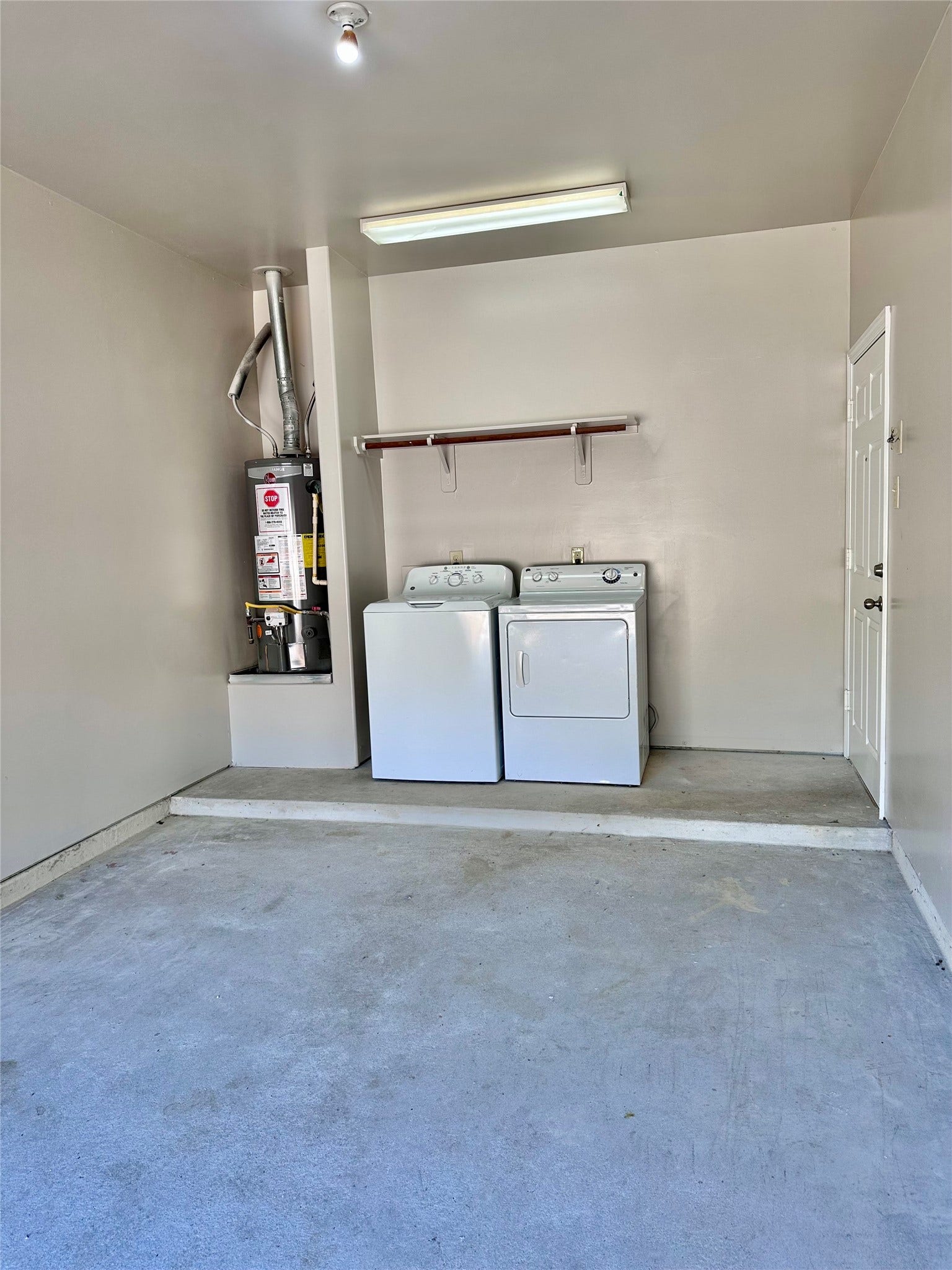 56 Woodland Hills Drive, #B, Conroe, TX 77303 Gas dryer!
