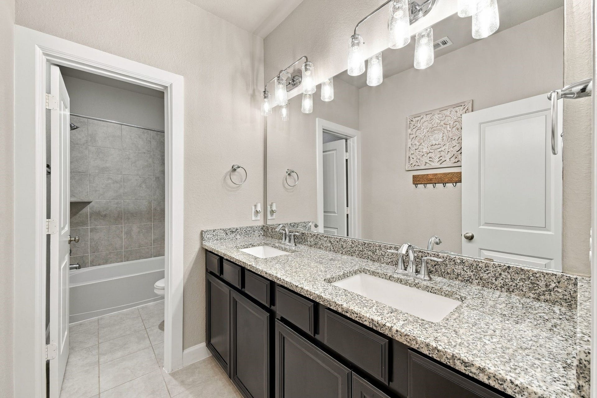 27022 Brighton Valley Way SW, Katy, TX 77494 A second full bath with its own vanity and direct access to the tub. No lines in the morning.