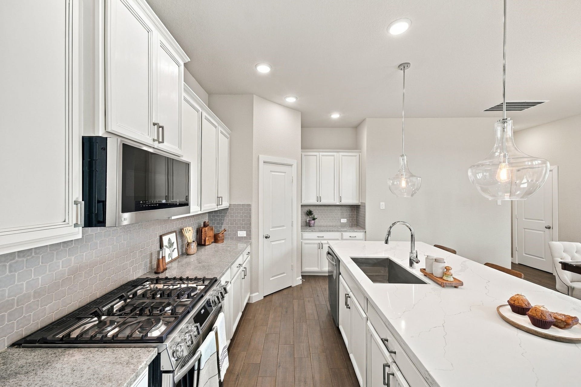 27022 Brighton Valley Way SW, Katy, TX 77494 A gas range, pendant lighting, and a walk in pantry just steps away. Everything a home chef actually uses.