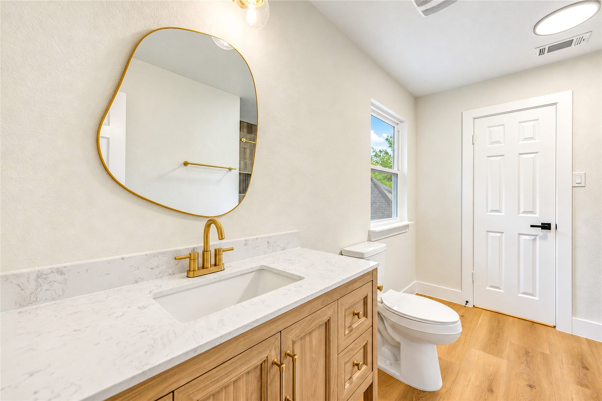 En-suite bathroom with walk-in closet
