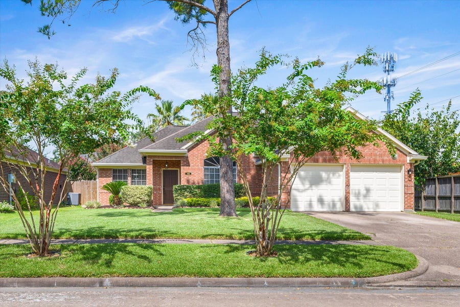Property photo for 115 Chariss Glen Drive, League City, TX