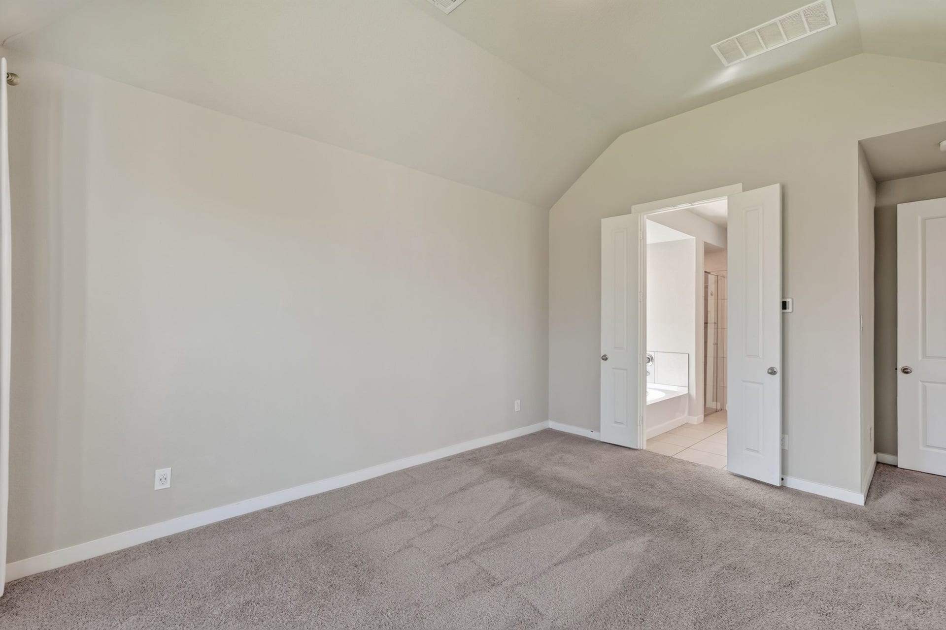 706 Santa Elena Trail, Conroe, TX 77304 A versatile flex space off the main living area is ideal as a home office, formal dining room, or study. Light and bright with neutral walls and quality flooring, this bonus room adds genuine flexibility and everyday value to this already exceptional home.