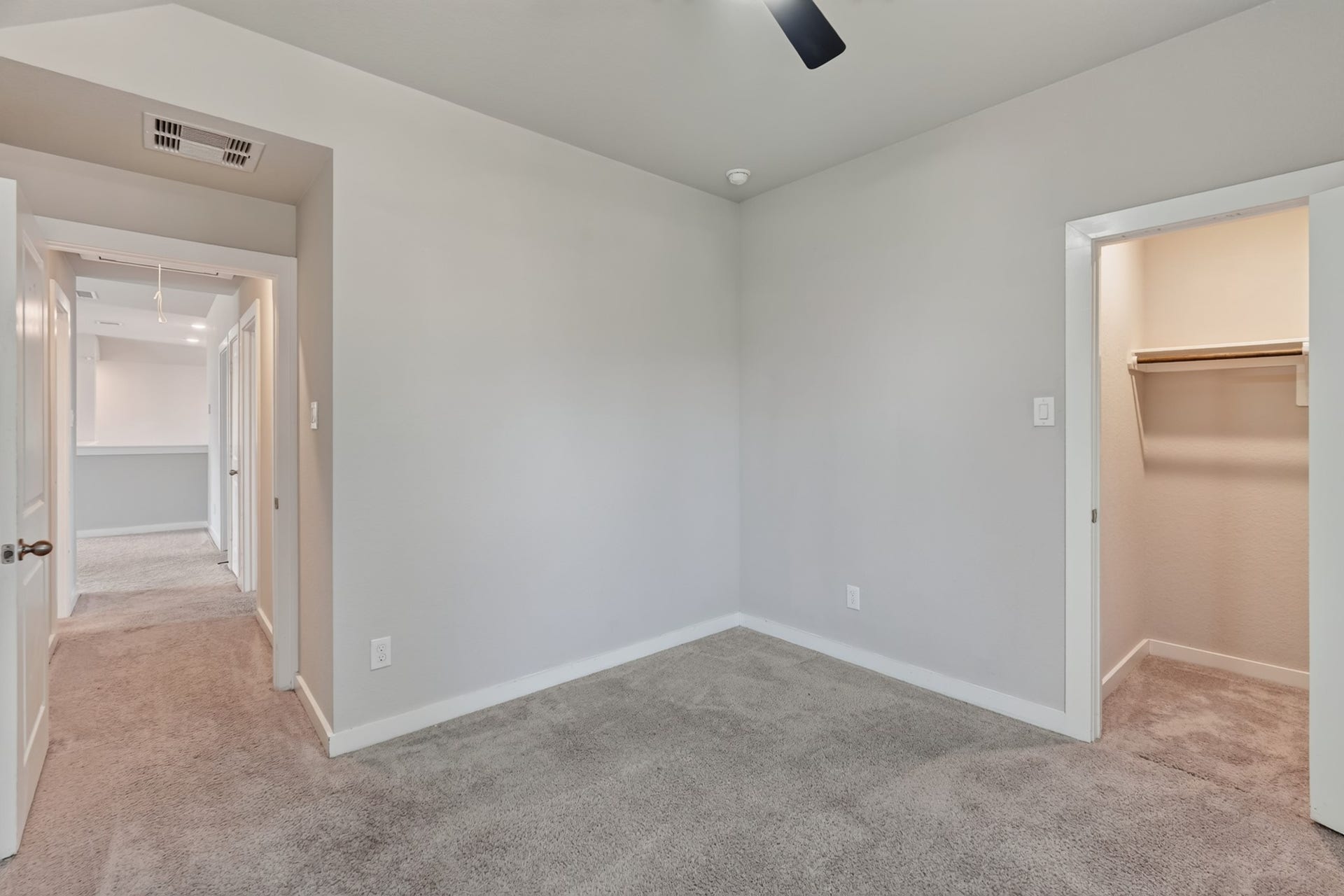 706 Santa Elena Trail, Conroe, TX 77304 Well-maintained upstairs hallway connecting the secondary bedrooms and shared bathroom a thoughtfully designed circulation space that keeps the upper level organized, functional, and easy to navigate. Clean, bright, and perfectly set up for daily family life.