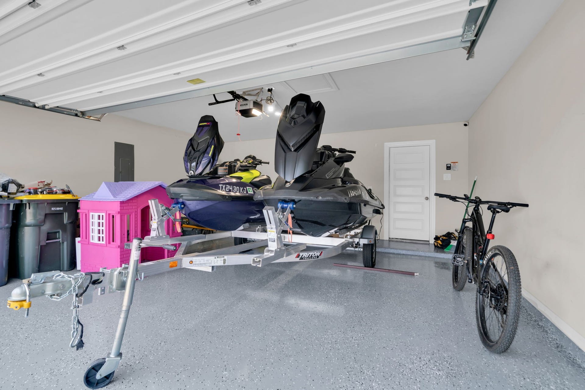 2082 Gadwall drive, Conroe, TX 77384 Garage