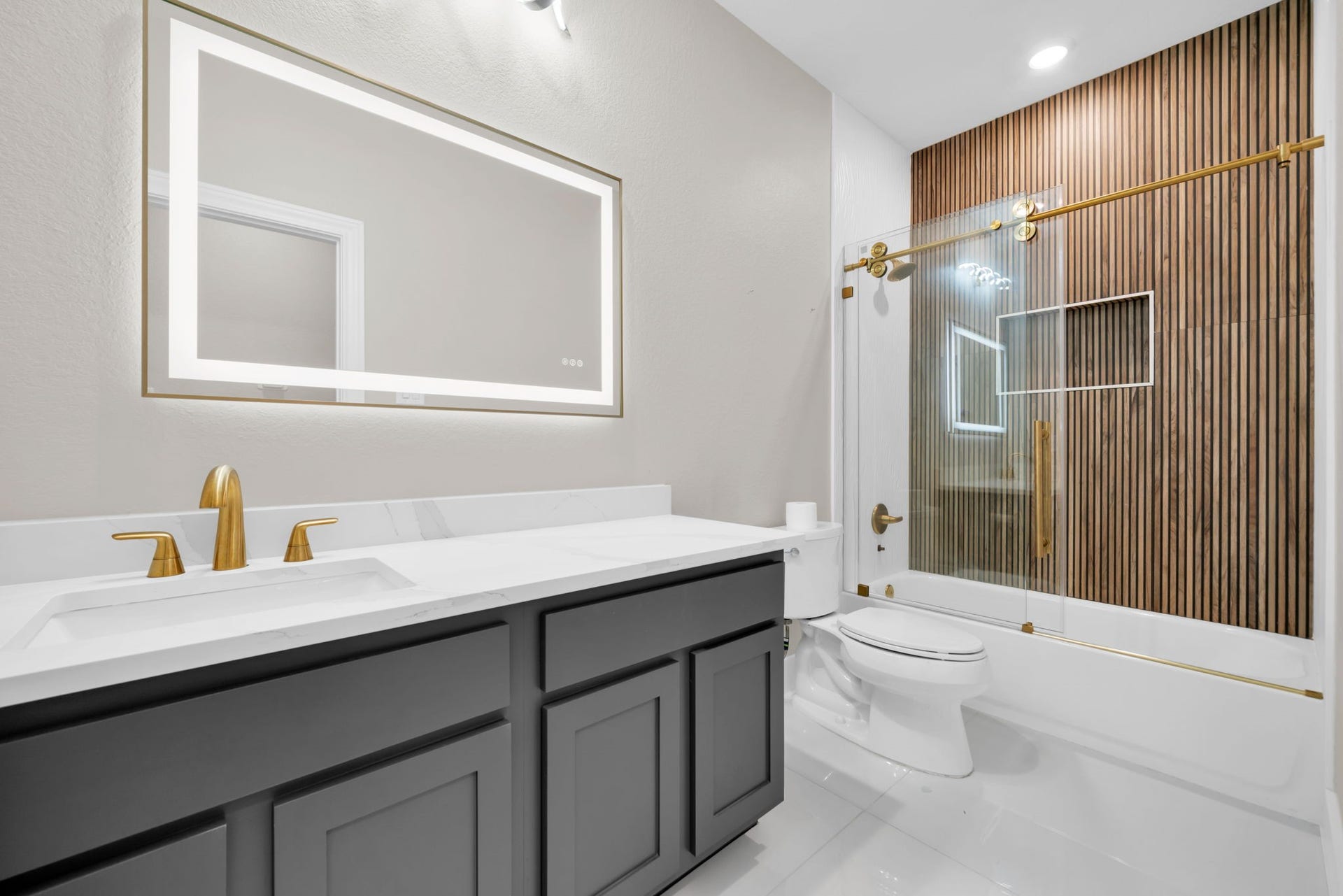 2082 Gadwall drive, Conroe, TX 77384 Bath Room