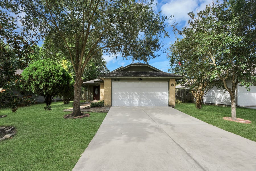 Property photo for 13827 Bay Gardens Drive, Sugar Land, TX