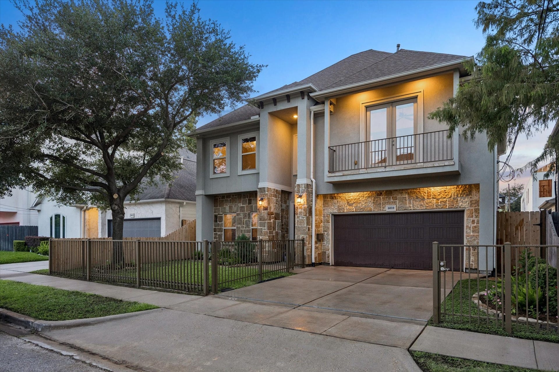 6010 Tyne Street, Houston, TX 77007 Stunning TWO-STORY home on a 5,000 sf lot - this home boasts exceptional curb appeal. The oversized two-car garage, expansive driveway, and mature shade tree complete the home's impressive exterior, offering a sophisticated presence in one of the most desirable area's.