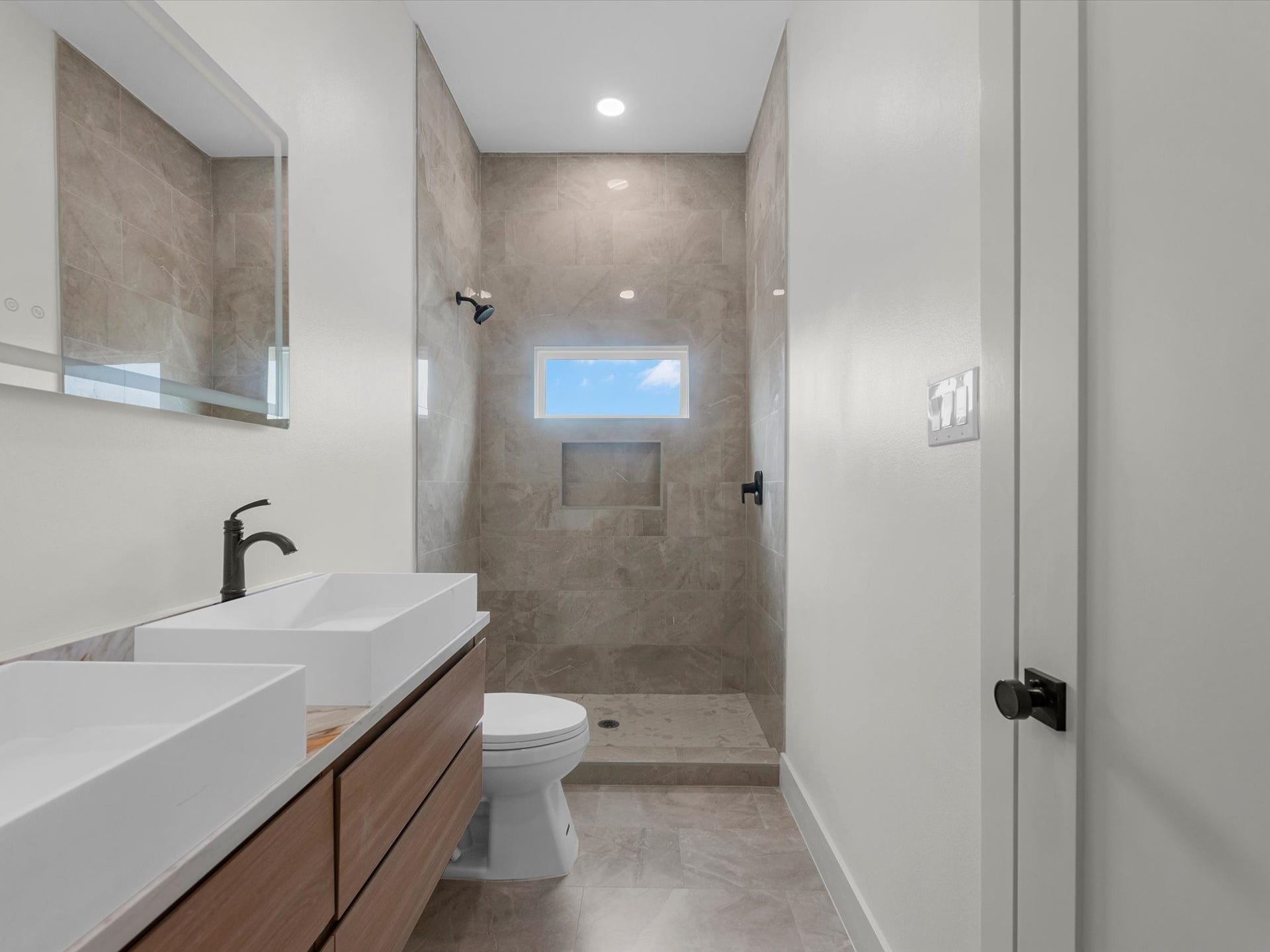 3307 Delhi Street, Houston, TX 77022 Unit 2: Primary Bathroom