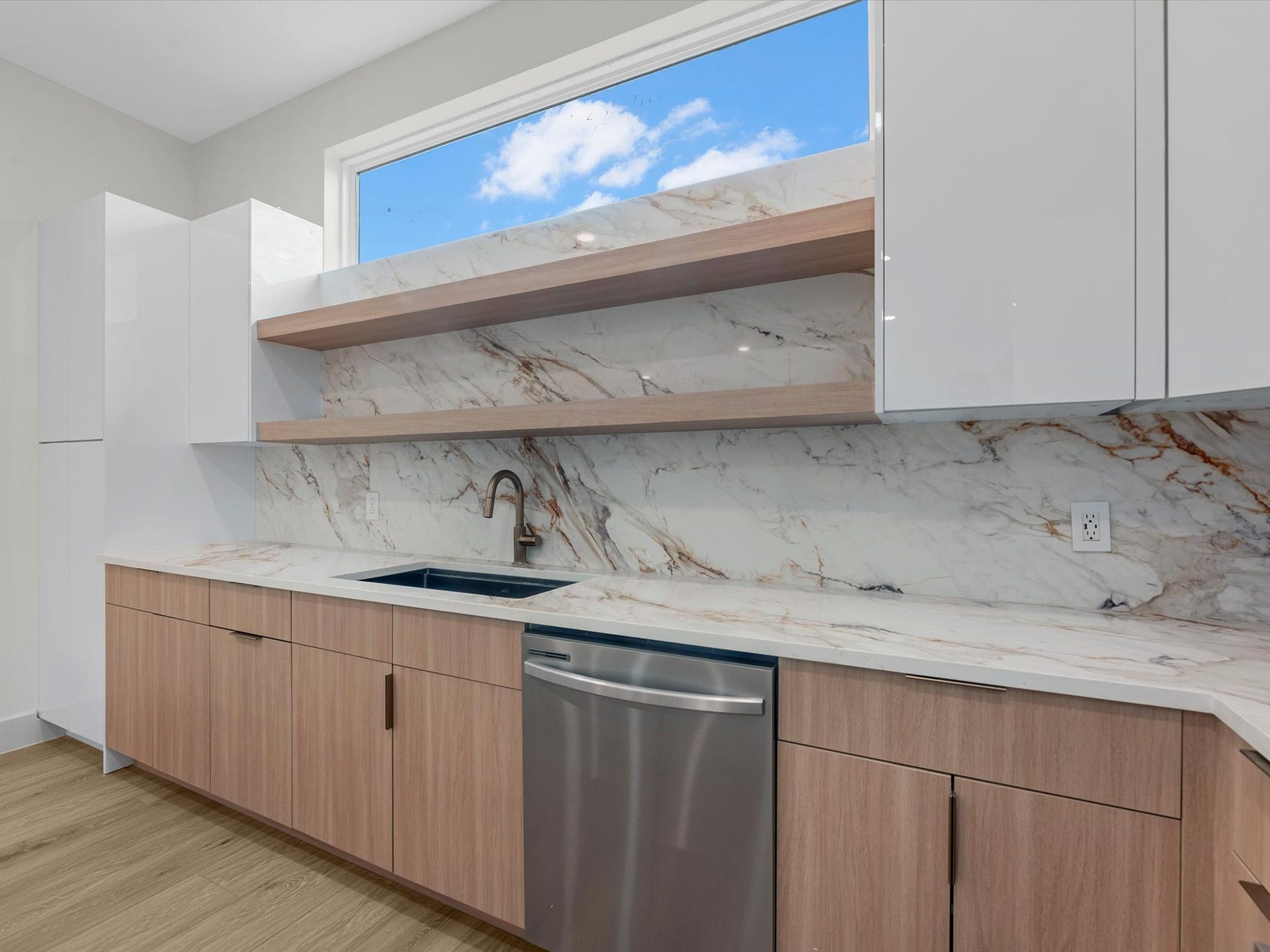 3307 Delhi Street, Houston, TX 77022 Unit 2; Kitchen cabinets