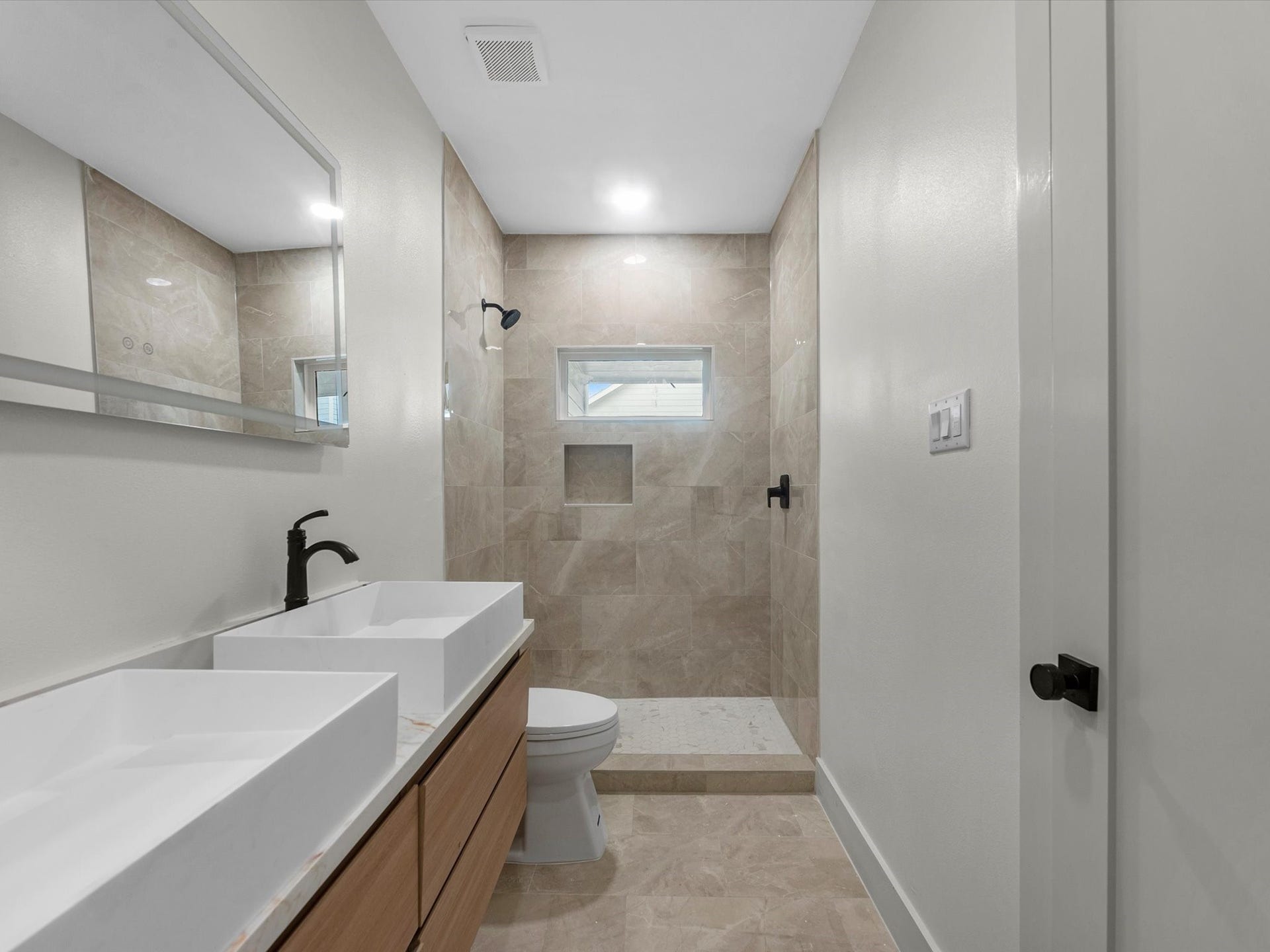 3307 Delhi Street, Houston, TX 77022 Unit #1: Primary Bathroom