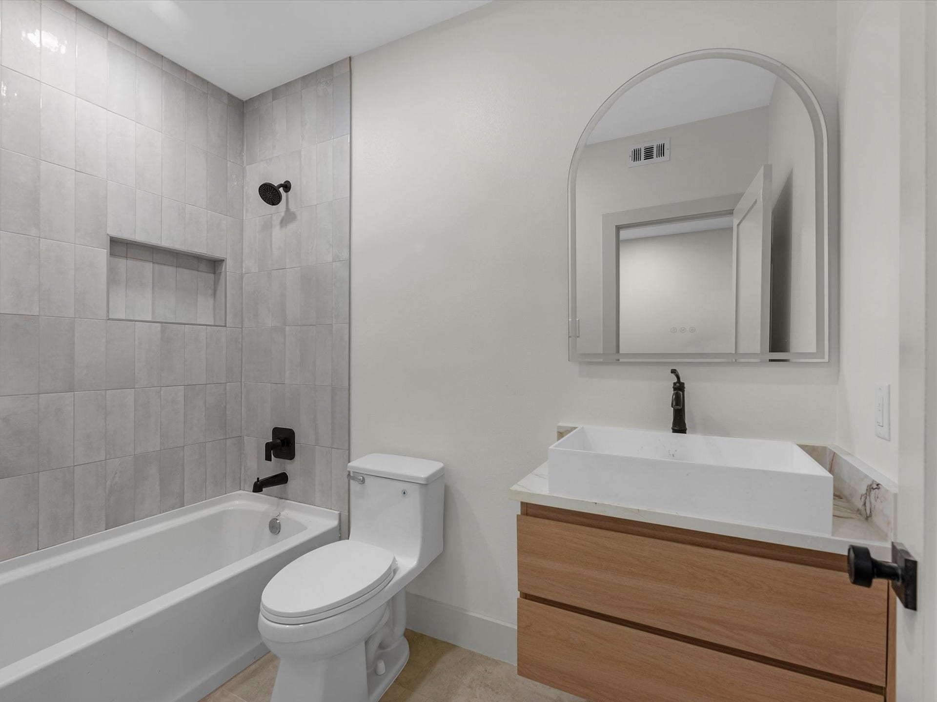 3307 Delhi Street, Houston, TX 77022 Unit 1: Secondary Bathroom