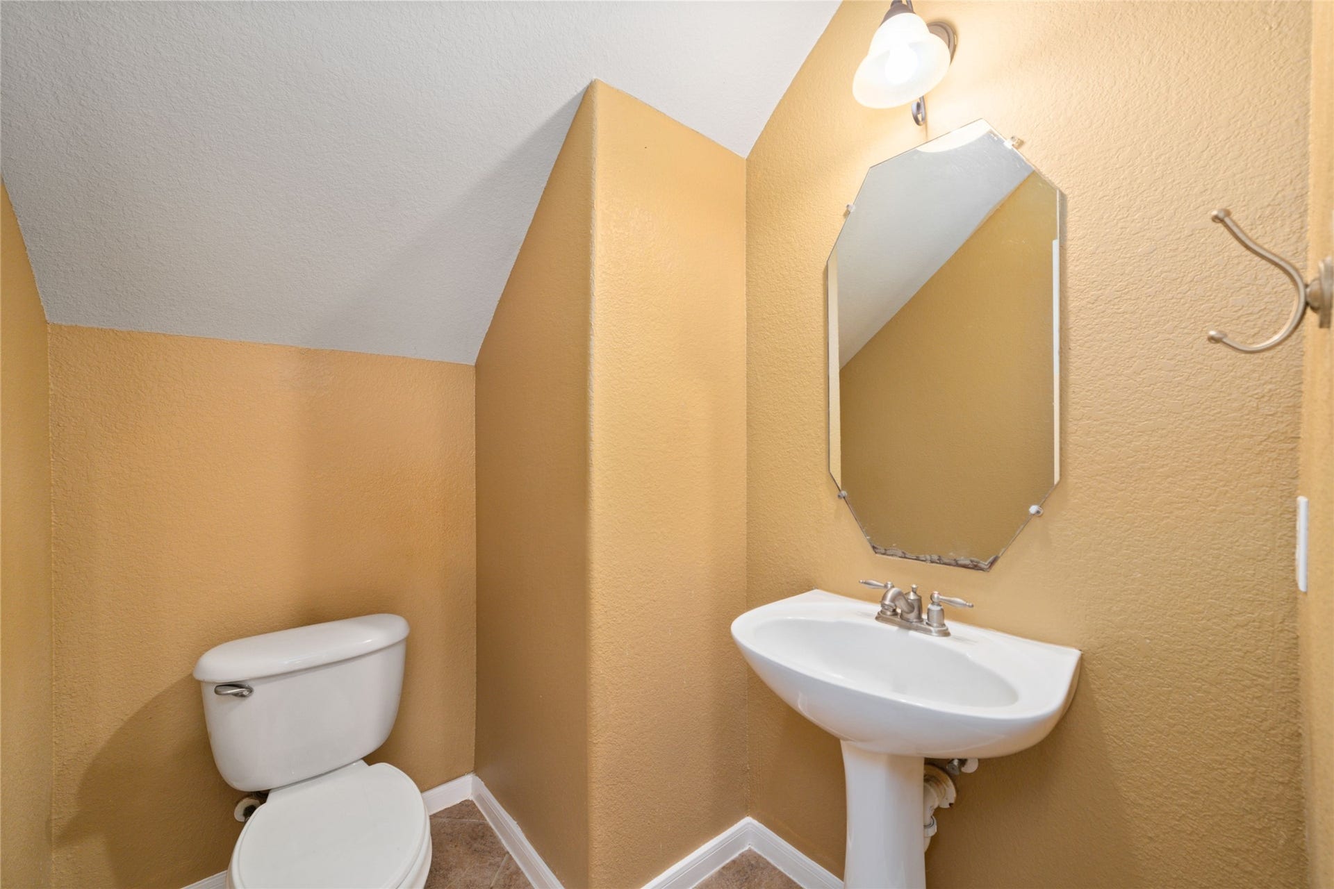 9722 Eagle Peak Court, Katy, TX 77494 Half Bath