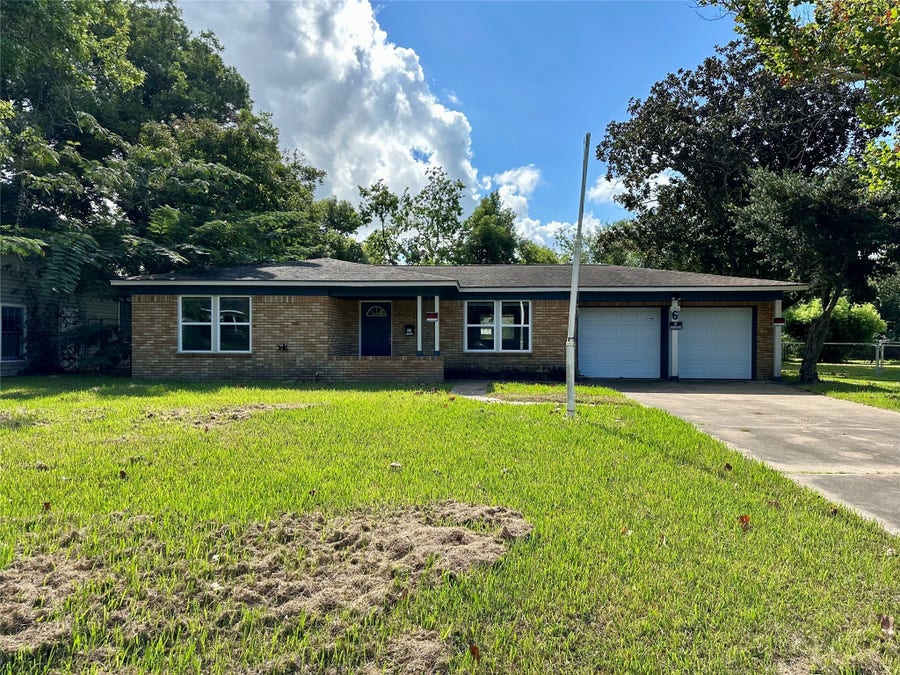 Property photo for 6 Southlawn Circle, La Marque, TX