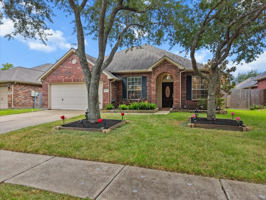 Property photo for 407 Crimson Coast Drive, League City, TX