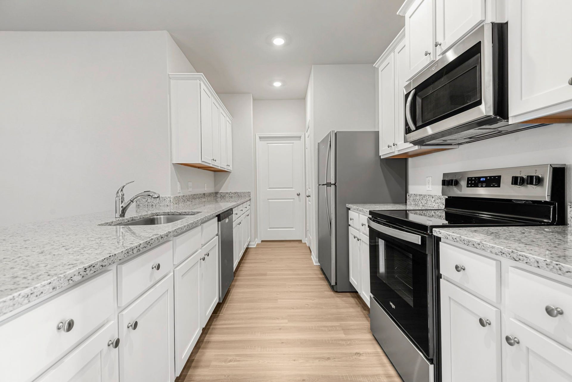 6411 Winter Elm Street, Houston, TX 77048 Whirlpool kitchen appliances and granite countertops make this kitchen chef-ready!